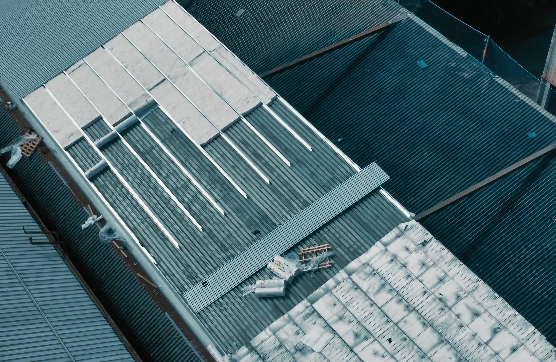 Cantiere su tetto: bonifica, rimozione e posa nuova copertura industriale