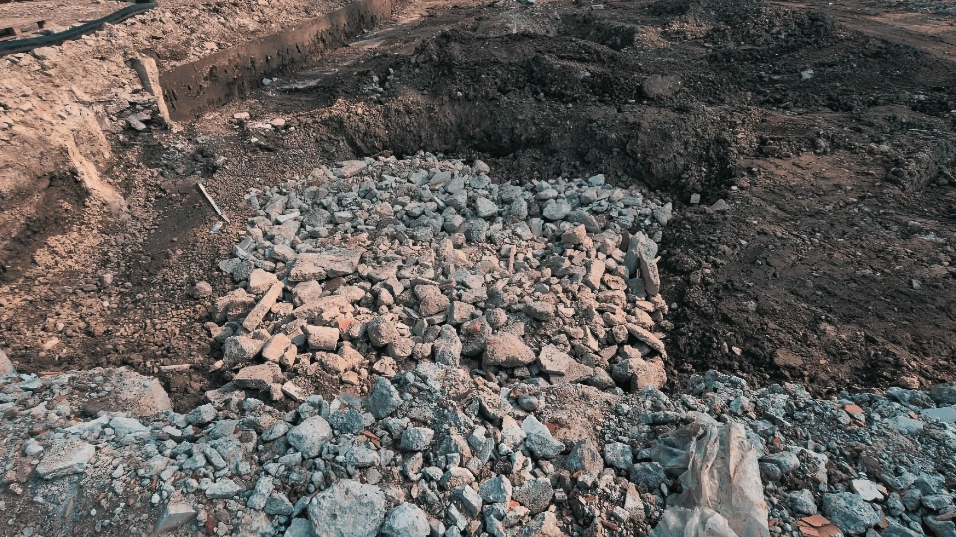 Macerie da demolizione e scavo in cantiere, pronte per la gestione materiali