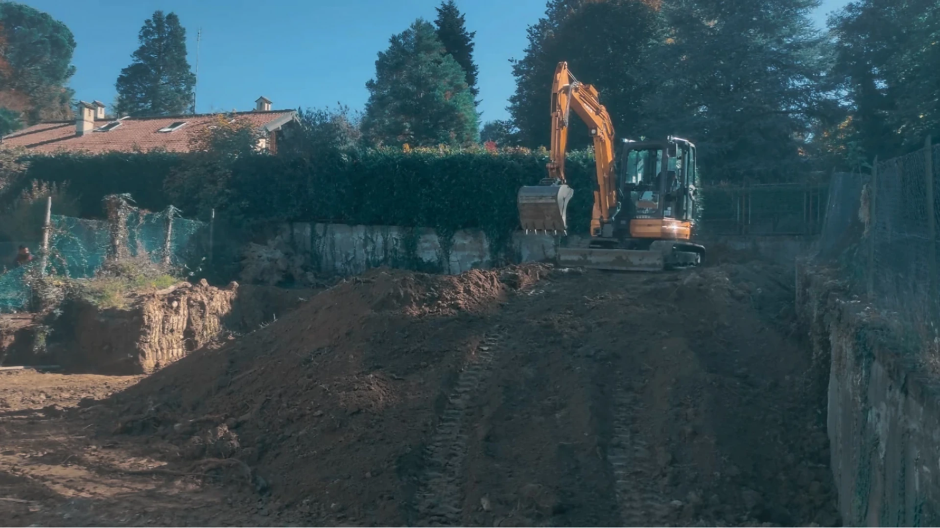 Mezzo meccanico per scavo e movimentazione terra in cantiere edile.