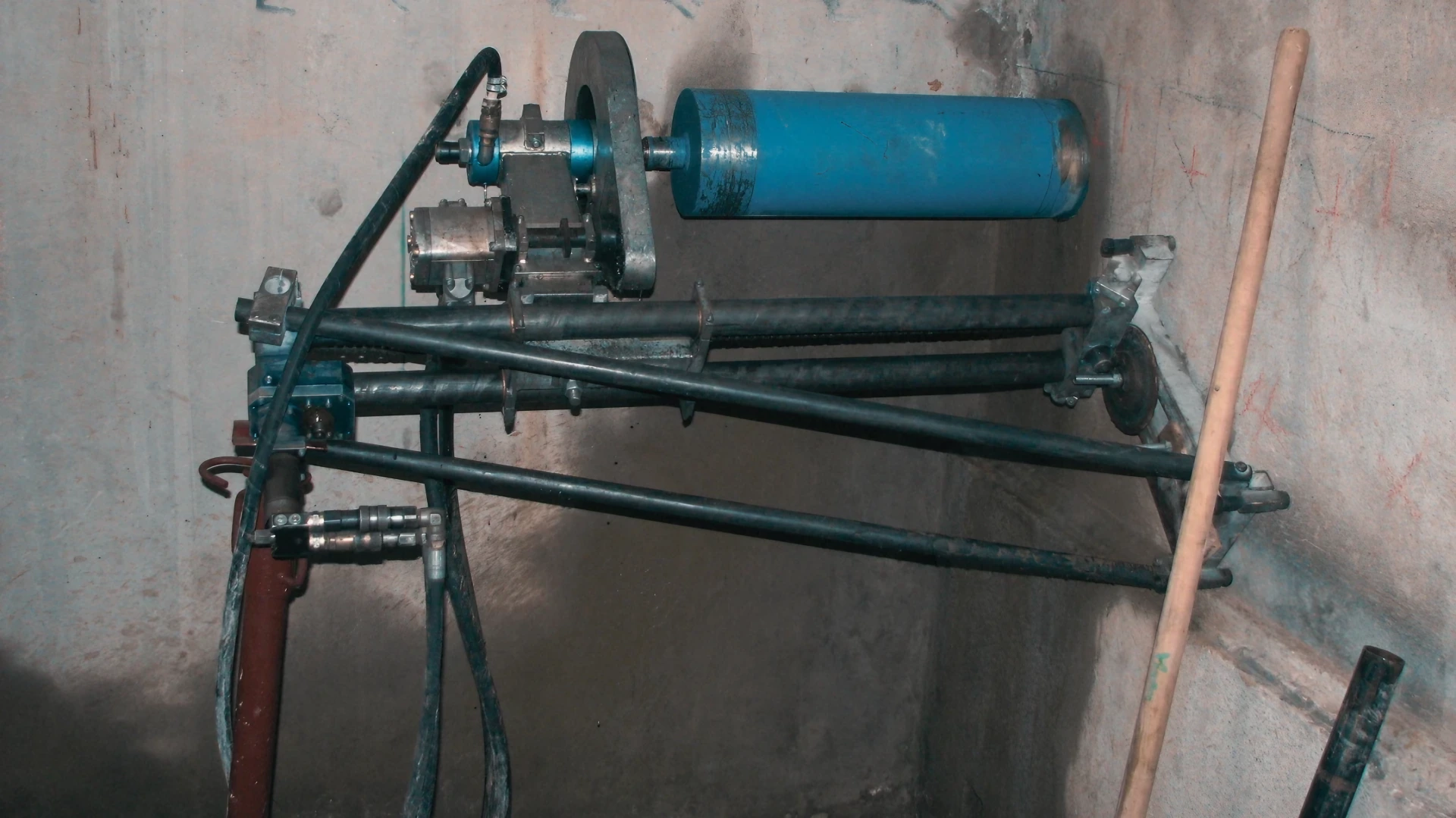 Macchina per carotaggio a secco o ad acqua montata su parete per fori precisi in calcestruzzo o muratura, attrezzatura tecnica per interventi controllati.