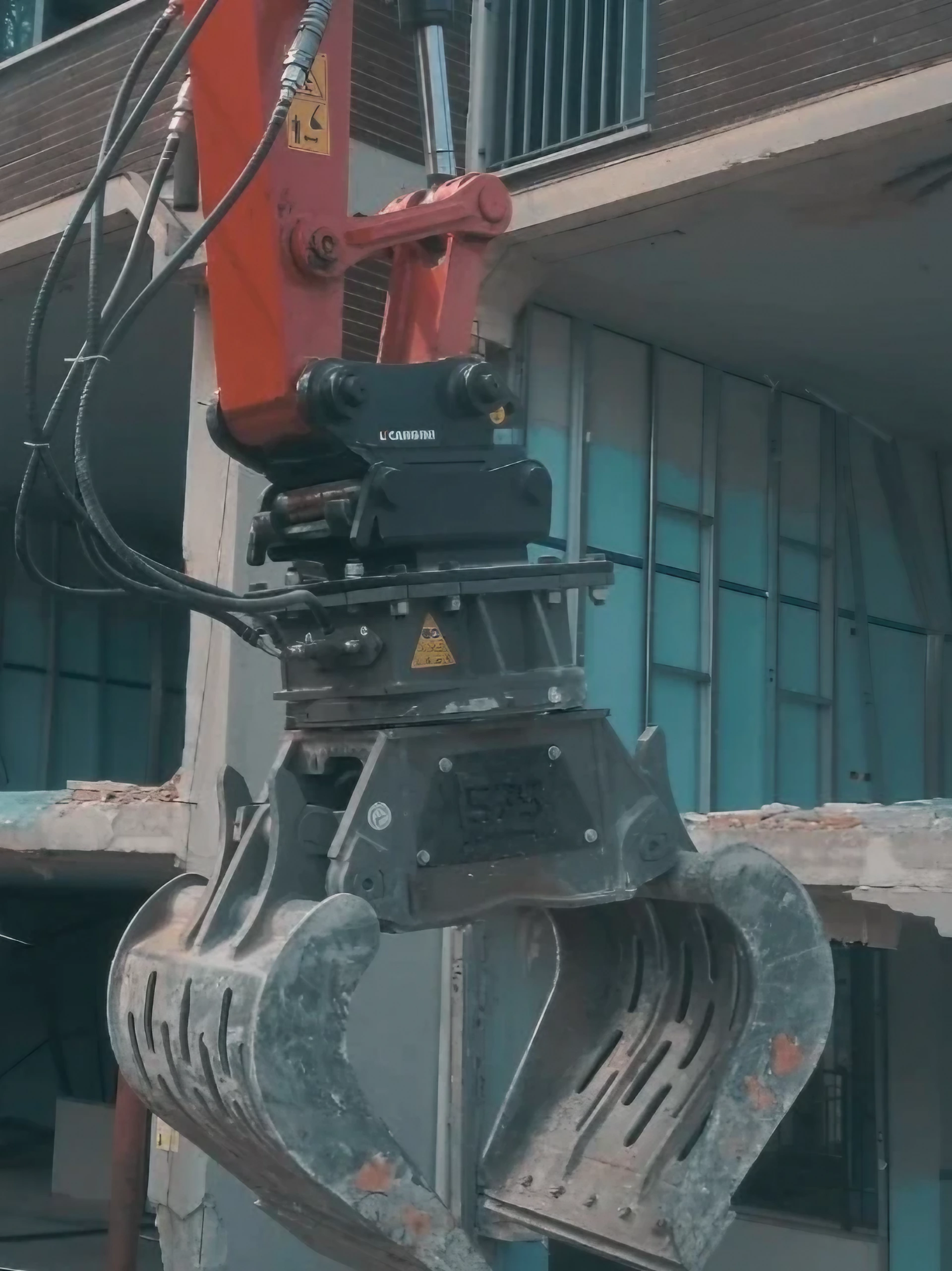 Pinza idraulica per demolizioni montata su escavatore, pronta per interventi controllati e gestione materiali in cantiere.