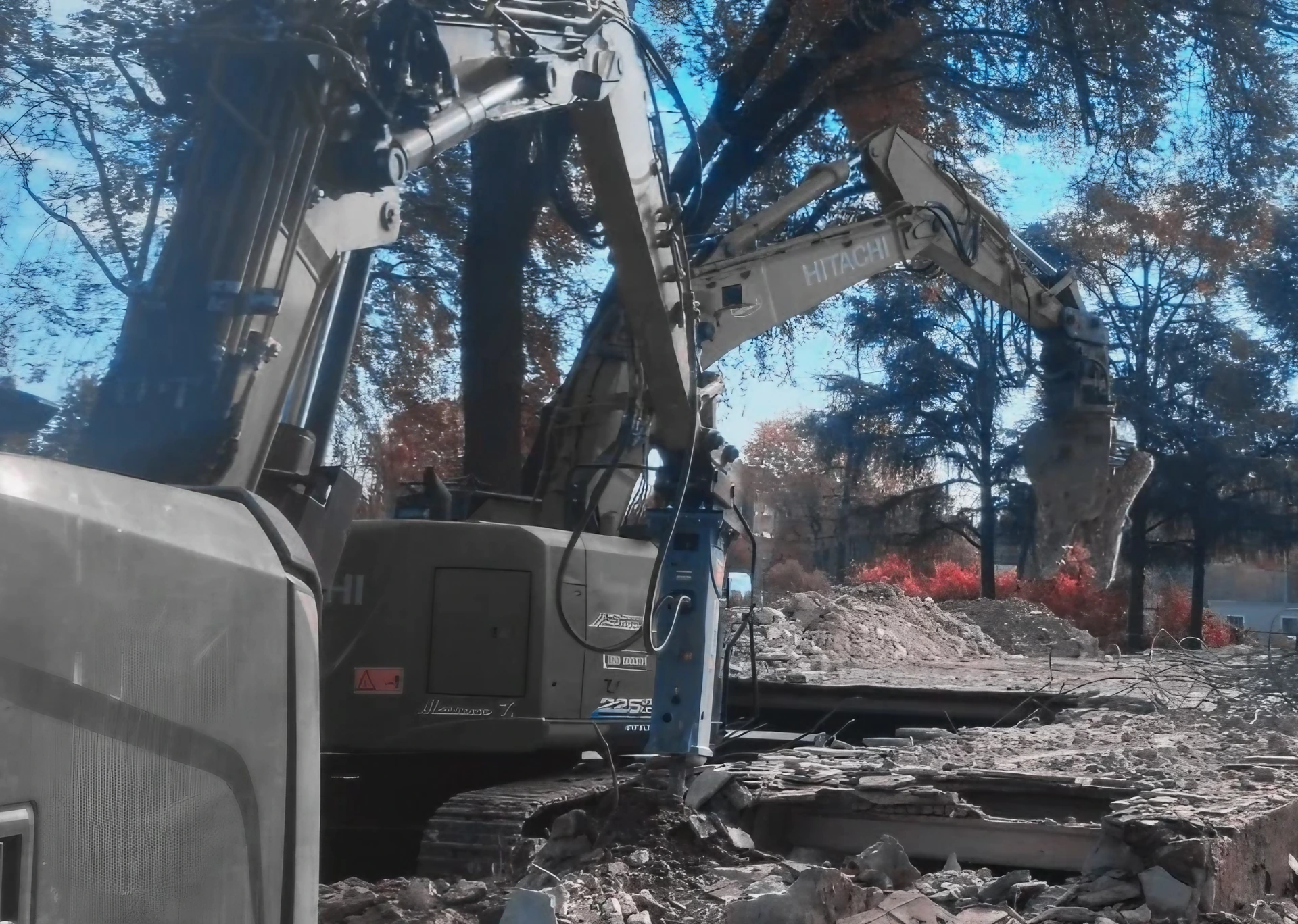 Escavatori Hitachi in azione: demolizione meccanica e gestione detriti