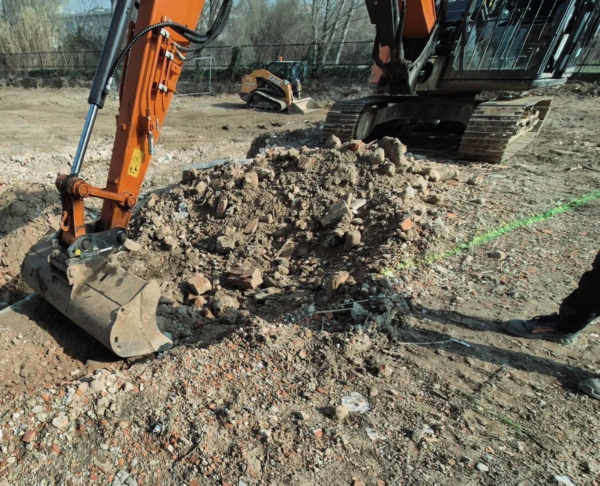 Escavatore in azione per demolizioni meccaniche e preparazione del cantiere