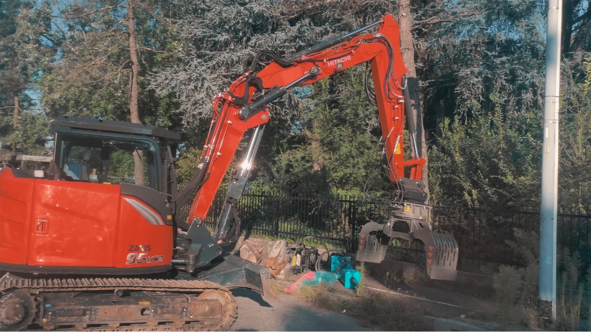 Escavatore Hitachi Zaxis 95US con pinza per demolizioni e preparazione cantiere.