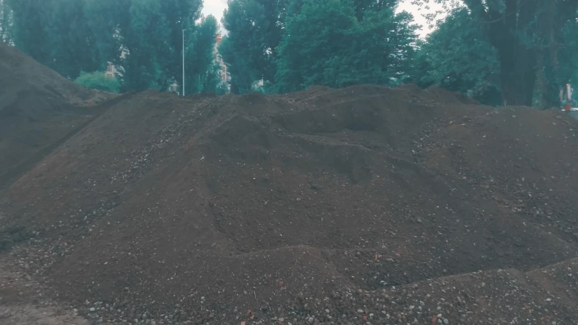Cumulo di terra e detriti da scavo, preparazione cantiere per lavorazioni tecniche.