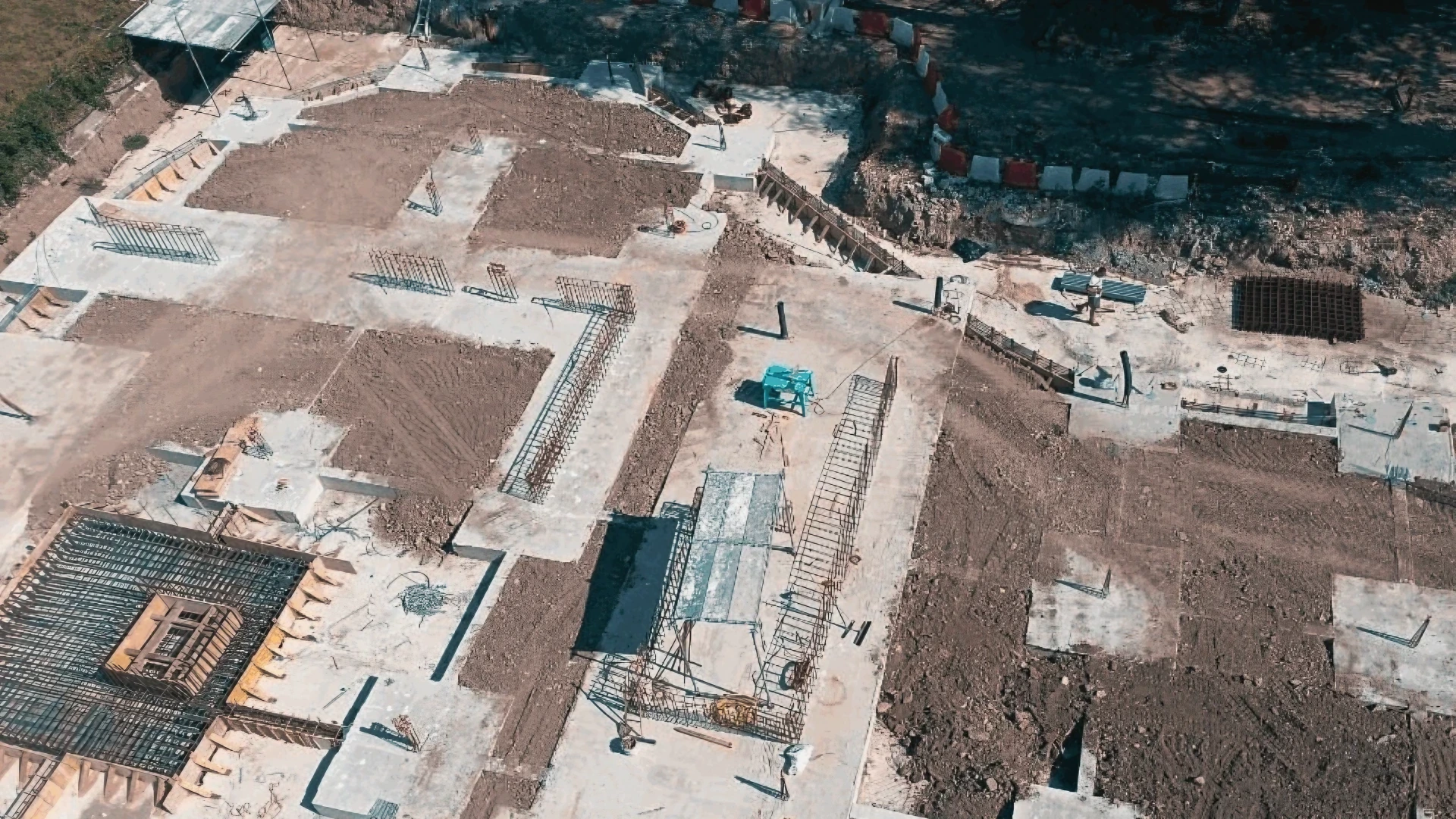 Cantiere con fondazioni, armature e scavi. Attività di preparazione strutturale.