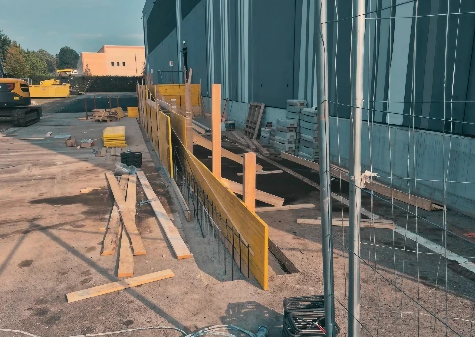 Cantiere con casseforme, ferri d'armatura. Preparazione per interventi tecnici.