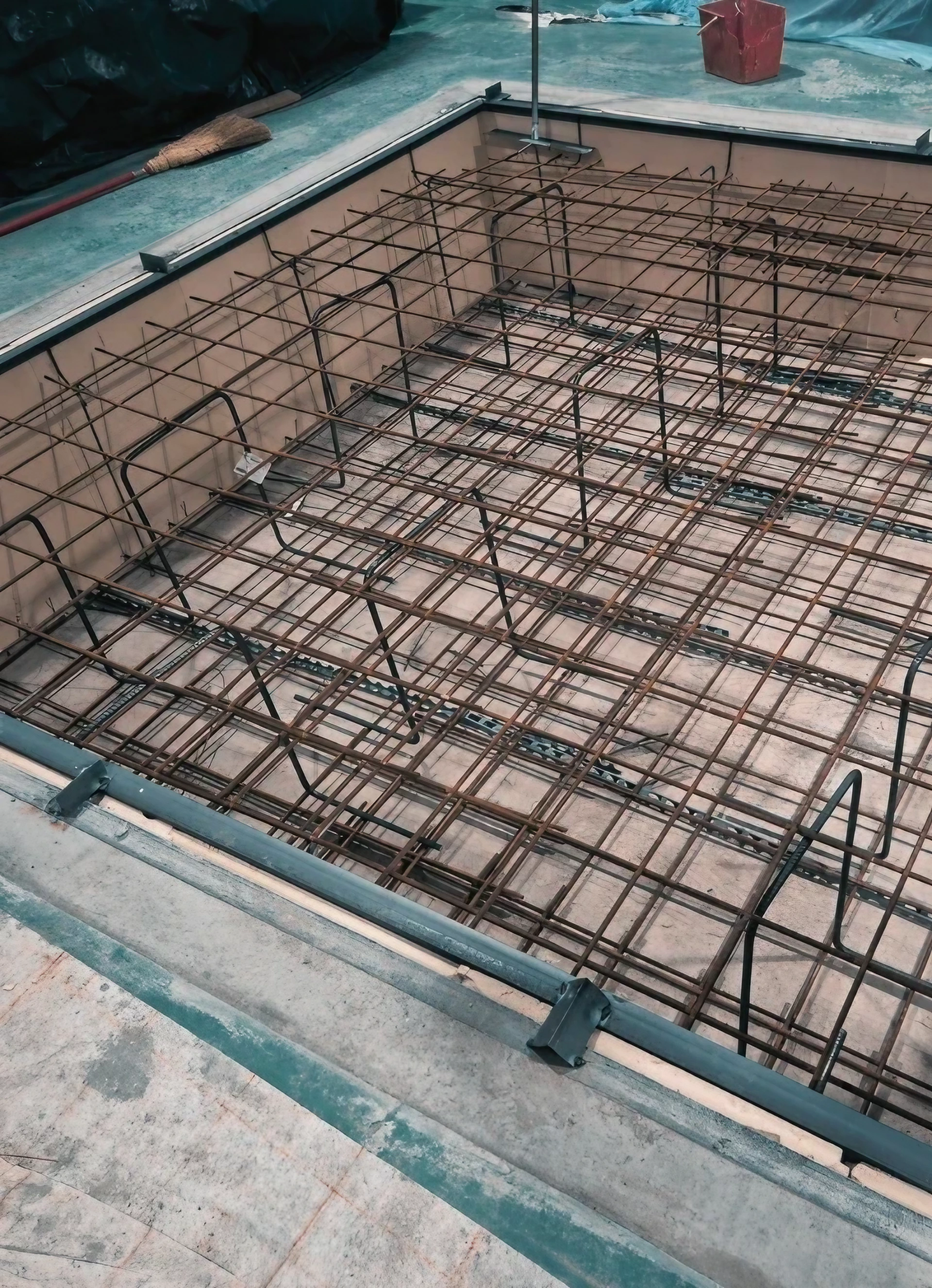 Armatura metallica per rinforzo strutturale, fase di preparazione cantiere controllata.