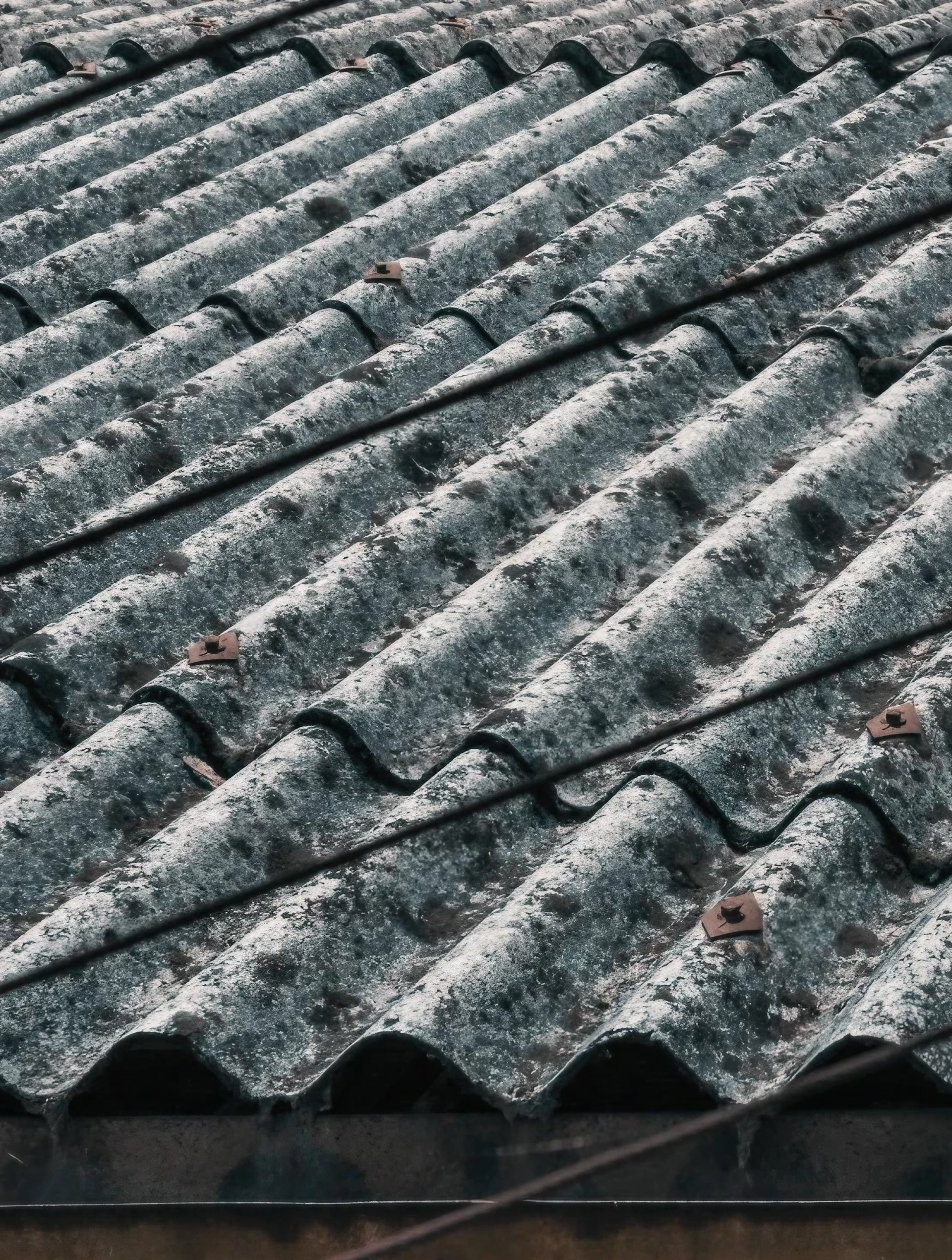 Copertura in fibrocemento degradato, bonifica amianto e gestione materiali pericolosi